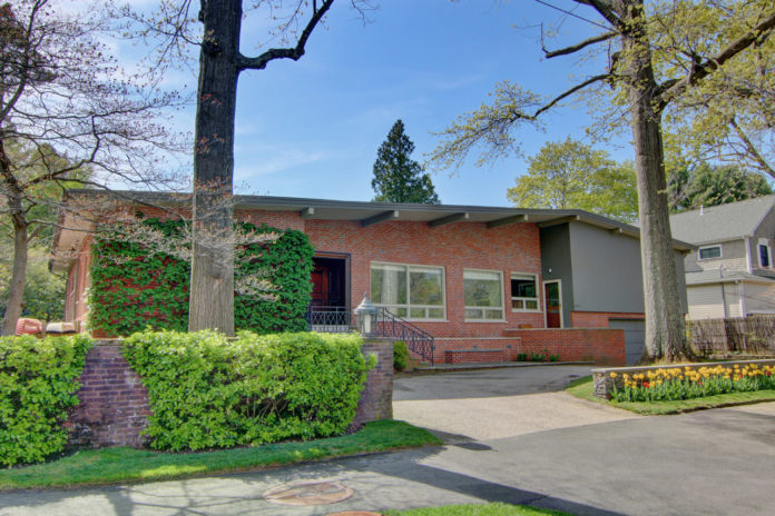 THIS SINGLE-FAMILY HOME at 400 Blackstone Blvd. on the East Side of Providence sold recently for slightly more than $1.5 million. It is the 21st single-family home to exceed sales of $1 million on the East Side this year. / COURTESY RESIDENTIAL PROPERTIES LTD. THIS SINGLE-FAMILY HOME at 400 Blackstone Blvd. on the East Side of Providence sold recently for slightly more than $1.5 million. It is the 21st single-family home to exceed sales of $1 million on the East Side this year. / COURTESY RESIDENTIAL PROPERTIES LTD.