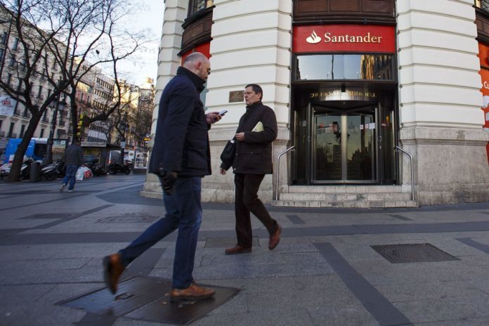 BANCO SANTANDER reported a $1.7 billion profit for the third quarter of 2017, a 10.5 percent decline year over year. / BLOOMBERG FILE PHOTO/ANGEL NAVARRETE BANCO SANTANDER reported a $1.7 billion profit for the third quarter of 2017, a 10.5 percent decline year over year. / BLOOMBERG FILE PHOTO/ANGEL NAVARRETE