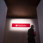 A LOGO for Banco Santander SA sits illuminated. / BLOOMBERG FILE PHOTO/ANGEL NAVARETE