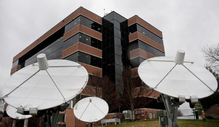 SINCLAIR BROADCAST GROUP said it would sell TV stations in New York and Chicago to help get regulators’ approval to buy Tribune Media Co., but would still operate the properties. BLOOMBERG FILE PHOTO/JONATHAN HANSON
