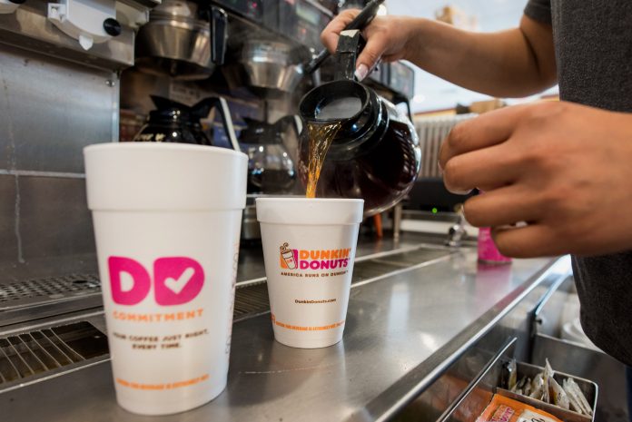 DUNKIN' DONUTS WILL eliminate the use of foam cups in its stores by 2020. / BLOOMBERG FILE PHOTO/RON ANTONELLI DUNKIN' DONUTS WILL eliminate the use of foam cups in its stores by 2020. / BLOOMBERG FILE PHOTO/RON ANTONELLI