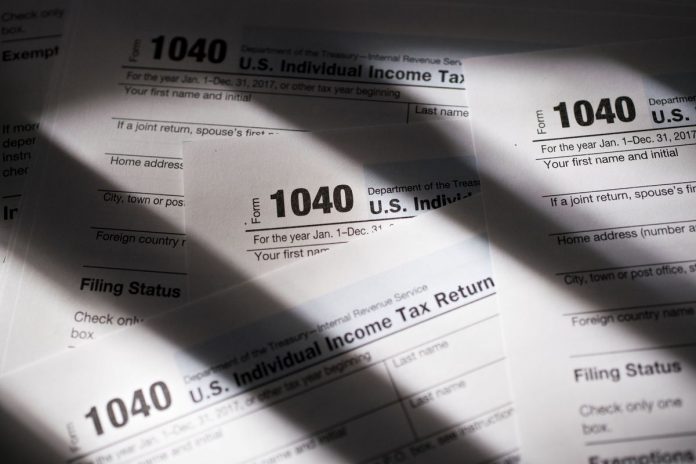 THE IRS FILING SYSTEM was experiencing technical malfunctions on the final day for Americans to file taxes. / BLOOMBERG FILE PHOTO/DANIEL ACKER