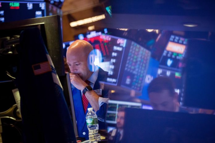 UPS AND DOWNS: Following a week of losses, the S&P 500 rose 1.4 percent to 2,767.13, while the Nasdaq 100 jumped 2.8 percent Friday. / BLOOMBERG FILE PHOTO/MICHAEL NAGLE