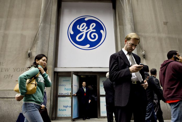 GENERAL ELECTRIC's stock fell toward its recession-era low and the company’s bonds fell sharply after an influential analyst at JP Morgan slashed his price target price. / BLOOMBERG NEWS FILE PHOTO/DANIEL ACKER