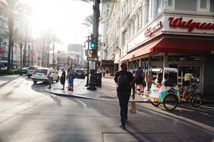 WALGREENS BOOTS Alliance is rolling out a nationwide next-day prescription-delivery service to fend off competition from Amazon.com Inc. / BLOOMBERG NEWS FILE PHOTO/AKASHA RABUT