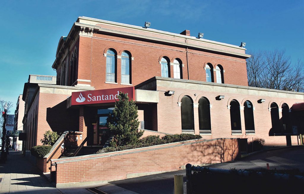 141 North Main St. (1978) OWNER: Santander Bank Lease Administration TENANT: Santander Bank N.A.