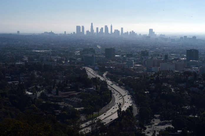 OVERALL POLLUTION in the U.S. increased 3.4 percent year over year in 2018, the second-biggest year-over-year increase in the past 20 years. / BLOOMBERG NEWS FILE PHOTO/ROBYN BECK