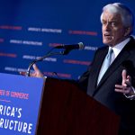 U.S. CHAMBER OF COMMERCE President Thomas Donohue urged the president to resolve his differences with Congress over a border wall and ease tariffs in the chamber's annual address. / BLOOMBERG NEWS FILE PHOTO/ANDREW HARRER