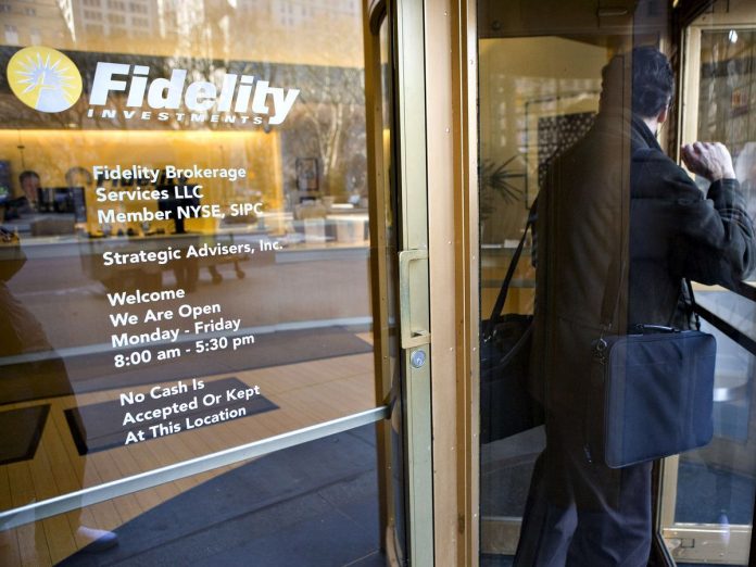 THE NUMBER OF people with over $1 million in their 401(k) accounts declined by more than 28 percent in the fourth quarter, according to data from Fidelity Investments. / BLOOMBERG FILE PHOTO/JB REED