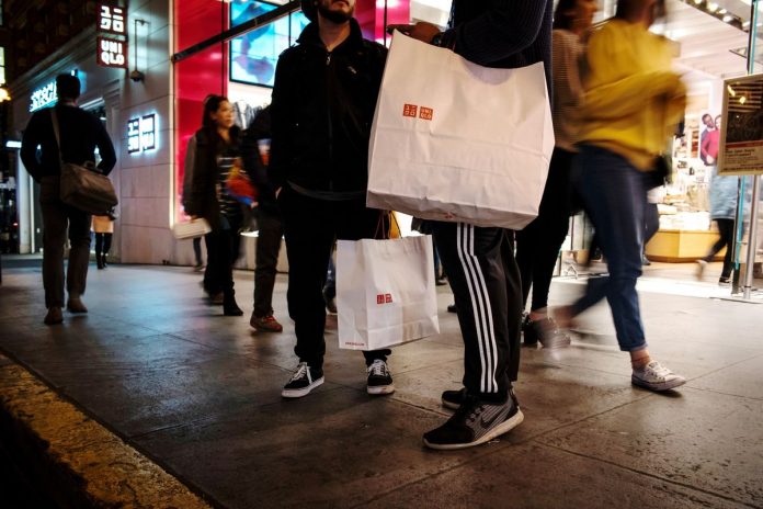 U.S. RETAIL SALES declined 1.2 percent from the prior month in December, according to Commerce Department figures released Thursday after a four-week delay due to the shutdown. / BLOOMBERG NEWS FILE PHOTO/DAVID PAUL MORRIS