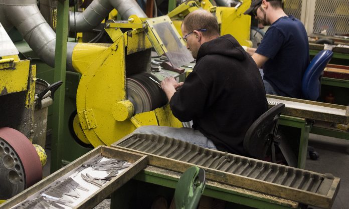 U.S. MANUFACTURING OUTPUT fell 0.9 percent after a downwardly revised 0.8 percent increase in the prior month. / BLOOMBERG NEWS FILE PHOTO/TY WRIGHT