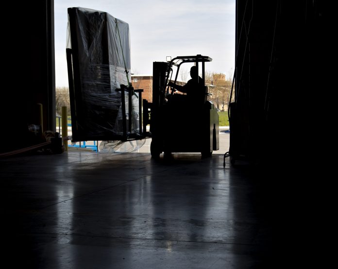 U.S. GDP in the fourth quarter was revised down from a 2.6 percent annualized rate to a 2.2 percent annualized rate. / BLOOMBERG NEWS FILE PHOTO/ANDREW HARRER