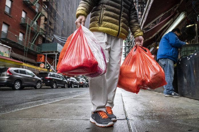 THE BLOOMBERG Consumer Comfort Index fell to 58.9 from 60 last week. / BLOOMBERG NEWS FILE PHOTO/NATAN DVIR THE BLOOMBERG Consumer Comfort Index fell to 58.9 from 60 last week. / BLOOMBERG NEWS FILE PHOTO/NATAN DVIR