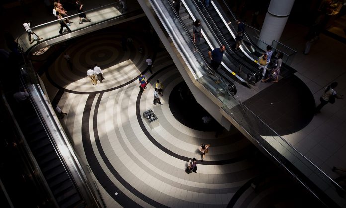 U.S. CONSUMER SPENDING in the first quarter grew at a 0.9% annual pace, revised down 1.3%. / BLOOMBERG NEWS FILE PHOTO/BRENT LEWIN