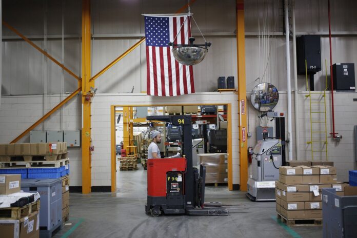 THE U.S. factory index compiled by Institute for Supply Management declined to 47.8 in September, the lowest since June 2009. / BLOOMBERG NEWS FILE PHOTO/LUKE SHARRETT THE U.S. factory index compiled by Institute for Supply Management declined to 47.8 in September, the lowest since June 2009. / BLOOMBERG NEWS FILE PHOTO/LUKE SHARRETT