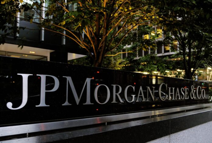 JPMORGAN CHASE & CO. has begun using machine-learning technology to process expense reports and determine whether they comply with company policies. / BLOOMBERG FILE PHOTO/PETER FOLEY